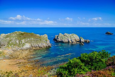 Liencres köyünün kıyısındaki inanılmaz kayalıklar. Cantabria 'da. İspanya 'nın kuzey kıyıları