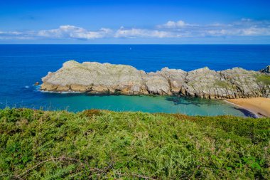 Liencres köyünün kıyısındaki inanılmaz kayalıklar. Cantabria 'da. İspanya 'nın kuzey kıyıları