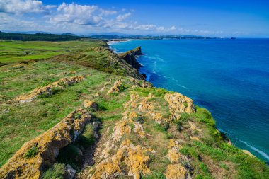 Liencres köyünün kıyısındaki inanılmaz kayalıklar. Cantabria 'da. İspanya 'nın kuzey kıyıları
