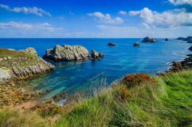 Liencres köyünün kıyısındaki inanılmaz kayalıklar. Cantabria 'da. İspanya 'nın kuzey kıyıları