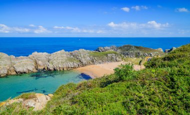 Liencres köyünün kıyısındaki inanılmaz kayalıklar. Cantabria 'da. İspanya 'nın kuzey kıyıları