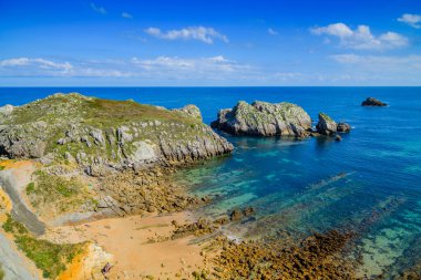 Liencres köyünün kıyısındaki inanılmaz kayalıklar. Cantabria 'da. İspanya 'nın kuzey kıyıları