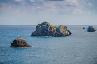 Liencres köyünün kıyısındaki inanılmaz kayalıklar. Cantabria 'da. İspanya 'nın kuzey kıyıları