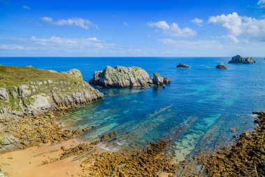 Liencres köyünün kıyısındaki inanılmaz kayalıklar. Cantabria 'da. İspanya 'nın kuzey kıyıları