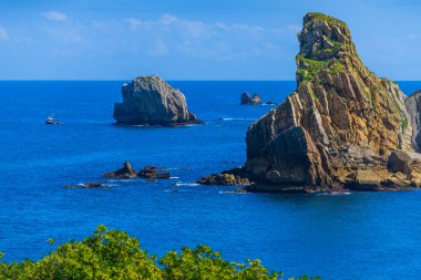 Liencres köyünün kıyısındaki inanılmaz kayalıklar. Cantabria 'da. İspanya 'nın kuzey kıyıları