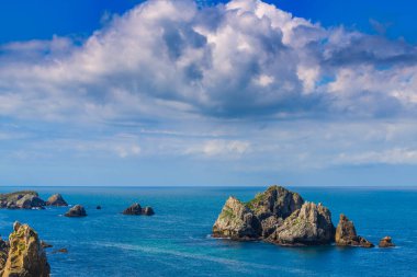 Liencres köyünün kıyısındaki inanılmaz kayalıklar. Cantabria 'da. İspanya 'nın kuzey kıyıları