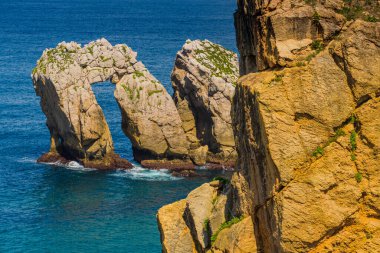 Liencres köyünün kıyısındaki inanılmaz kayalıklar. Cantabria 'da. İspanya 'nın kuzey kıyıları