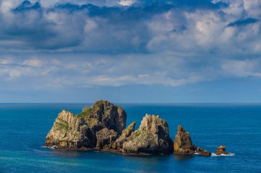 Liencres köyünün kıyısındaki inanılmaz kayalıklar. Cantabria 'da. İspanya 'nın kuzey kıyıları