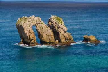 Liencres köyünün kıyısındaki inanılmaz kayalıklar. Cantabria 'da. İspanya 'nın kuzey kıyıları