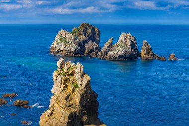 Liencres köyünün kıyısındaki inanılmaz kayalıklar. Cantabria 'da. İspanya 'nın kuzey kıyıları