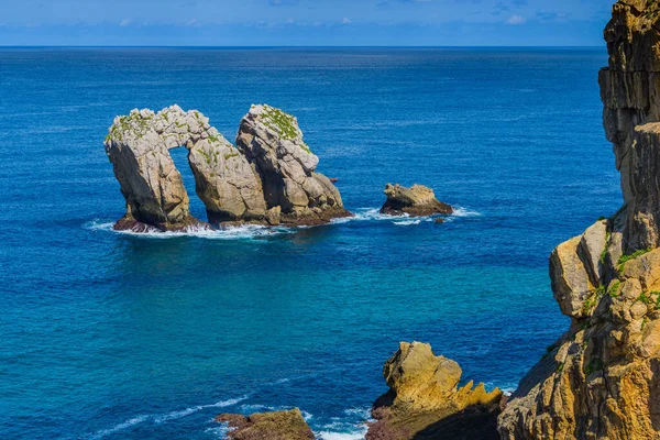 Liencres köyünün kıyısındaki inanılmaz kayalıklar. Cantabria 'da. İspanya 'nın kuzey kıyıları