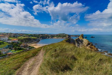 Liencres köyünün kıyısındaki inanılmaz kayalıklar. Cantabria 'da. İspanya 'nın kuzey kıyıları