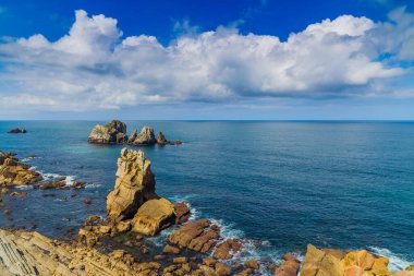 Liencres köyünün kıyısındaki inanılmaz kayalıklar. Cantabria 'da. İspanya 'nın kuzey kıyıları