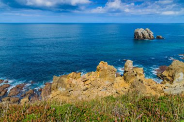 Liencres köyünün kıyısındaki inanılmaz kayalıklar. Cantabria 'da. İspanya 'nın kuzey kıyıları