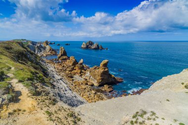 Liencres köyünün kıyısındaki inanılmaz kayalıklar. Cantabria 'da. İspanya 'nın kuzey kıyıları
