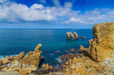 Liencres köyünün kıyısındaki inanılmaz kayalıklar. Cantabria 'da. İspanya 'nın kuzey kıyıları
