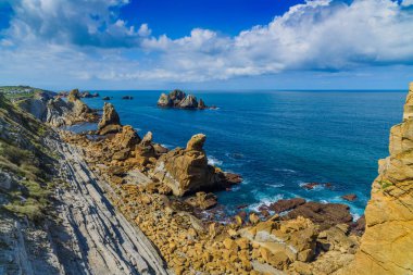 Liencres köyünün kıyısındaki inanılmaz kayalıklar. Cantabria 'da. İspanya 'nın kuzey kıyıları