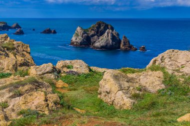 Liencres köyünün kıyısındaki inanılmaz kayalıklar. Cantabria 'da. İspanya 'nın kuzey kıyıları
