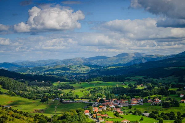Cabarceno doğa parkında çarpıcı bir manzara. Cantabria 'da. İspanya 'nın kuzey kıyıları