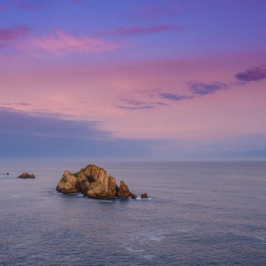 Güneş doğmadan önce Liencres köyünün yakınındaki sahilde inanılmaz uçurumlar var. Cantabria 'da. İspanya 'nın kuzey kıyıları