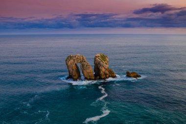 Güneş doğmadan önce Liencres köyünün yakınındaki sahilde inanılmaz uçurumlar var. Cantabria 'da. İspanya 'nın kuzey kıyıları