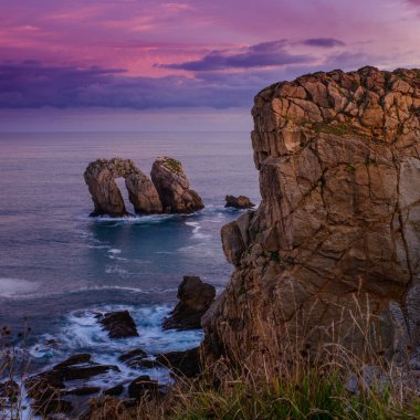Güneş doğmadan önce Liencres köyünün yakınındaki sahilde inanılmaz uçurumlar var. Cantabria 'da. İspanya 'nın kuzey kıyıları