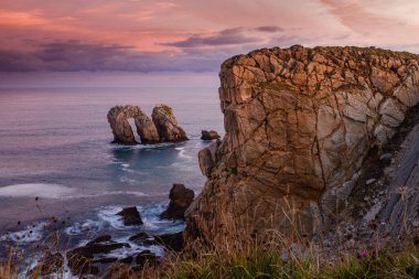 Güneş doğmadan önce Liencres köyünün yakınındaki sahilde inanılmaz uçurumlar var. Cantabria 'da. İspanya 'nın kuzey kıyıları