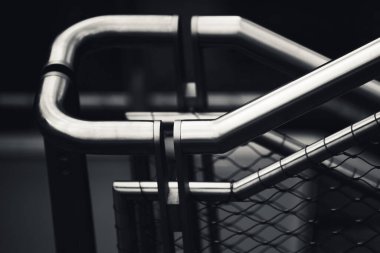 Mimarinin elementleriyle siyah ve beyaz kavramsal sanat fotoğrafı. Santander, Cantabria 'nın başkenti. Kuzey İspanya.