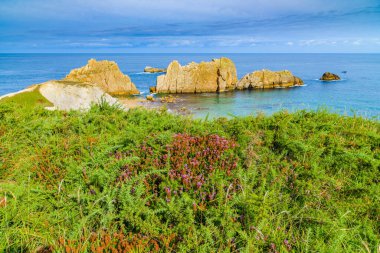 Liencres köyünün yakınlarında inanılmaz kayalıkları olan inanılmaz bir sahil. Cantabria 'da. İspanya 'nın kuzey kıyıları