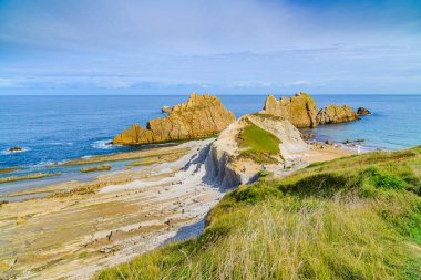 Liencres köyünün yakınlarında inanılmaz kayalıkları olan inanılmaz bir sahil. Cantabria 'da. İspanya 'nın kuzey kıyıları