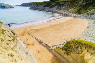 Liencres köyünün yakınlarında inanılmaz kayalıkları olan inanılmaz bir sahil. Cantabria 'da. İspanya 'nın kuzey kıyıları