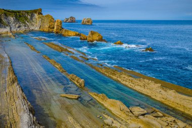 Liencres köyünün yakınlarında inanılmaz kayalıkları olan inanılmaz bir sahil. Cantabria 'da. İspanya 'nın kuzey kıyıları