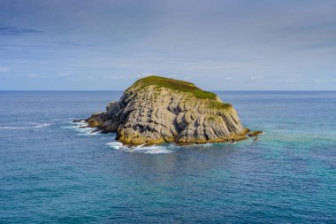 Liencres köyünün yakınlarında inanılmaz kayalıkları olan inanılmaz bir sahil. Cantabria 'da. İspanya 'nın kuzey kıyıları