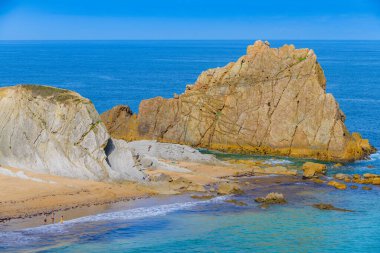 Liencres köyünün yakınlarında inanılmaz kayalıkları olan inanılmaz bir sahil. Cantabria 'da. İspanya 'nın kuzey kıyıları
