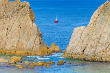 Liencres köyünün yakınlarında inanılmaz kayalıkları olan inanılmaz bir sahil. Cantabria 'da. İspanya 'nın kuzey kıyıları