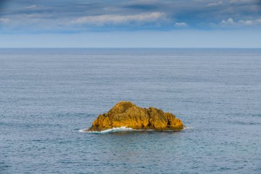Liencres köyünün yakınlarında inanılmaz kayalıkları olan inanılmaz bir sahil. Cantabria 'da. İspanya 'nın kuzey kıyıları