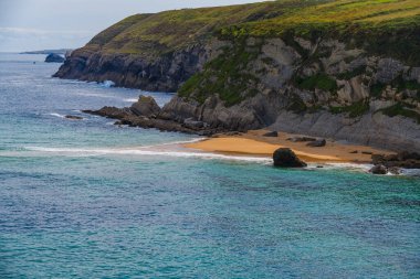 Liencres köyünün yakınlarında inanılmaz kayalıkları olan inanılmaz bir sahil. Cantabria 'da. İspanya 'nın kuzey kıyıları
