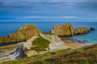 Liencres köyünün yakınlarında inanılmaz kayalıkları olan inanılmaz bir sahil. Cantabria 'da. İspanya 'nın kuzey kıyıları