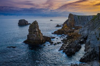 Güneş doğmadan önce Liencres köyünün yakınındaki sahilde inanılmaz uçurumlar var. Cantabria 'da. İspanya 'nın kuzey kıyıları