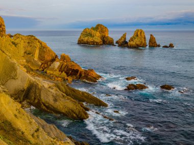 Güneş doğmadan önce Liencres köyünün yakınındaki sahilde inanılmaz uçurumlar var. Cantabria 'da. İspanya 'nın kuzey kıyıları