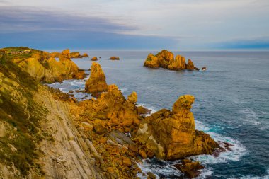 Güneş doğmadan önce Liencres köyünün yakınındaki sahilde inanılmaz uçurumlar var. Cantabria 'da. İspanya 'nın kuzey kıyıları