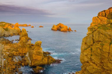 Güneş doğmadan önce Liencres köyünün yakınındaki sahilde inanılmaz uçurumlar var. Cantabria 'da. İspanya 'nın kuzey kıyıları