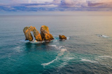 Güneş doğmadan önce Liencres köyünün yakınındaki sahilde inanılmaz uçurumlar var. Cantabria 'da. İspanya 'nın kuzey kıyıları