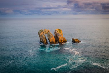 Güneş doğmadan önce Liencres köyünün yakınındaki sahilde inanılmaz uçurumlar var. Cantabria 'da. İspanya 'nın kuzey kıyıları