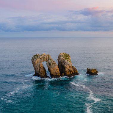 Güneş doğmadan önce Liencres köyünün yakınındaki sahilde inanılmaz uçurumlar var. Cantabria 'da. İspanya 'nın kuzey kıyıları