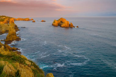 Güneş doğmadan önce Liencres köyünün yakınındaki sahilde inanılmaz uçurumlar var. Cantabria 'da. İspanya 'nın kuzey kıyıları