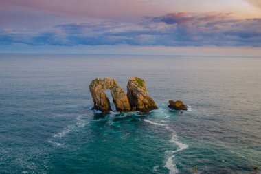Güneş doğmadan önce Liencres köyünün yakınındaki sahilde inanılmaz uçurumlar var. Cantabria 'da. İspanya 'nın kuzey kıyıları
