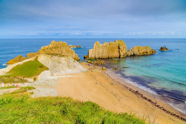 Liencres köyünün yakınlarında inanılmaz kayalıkları olan inanılmaz bir sahil. Cantabria 'da. İspanya 'nın kuzey kıyıları