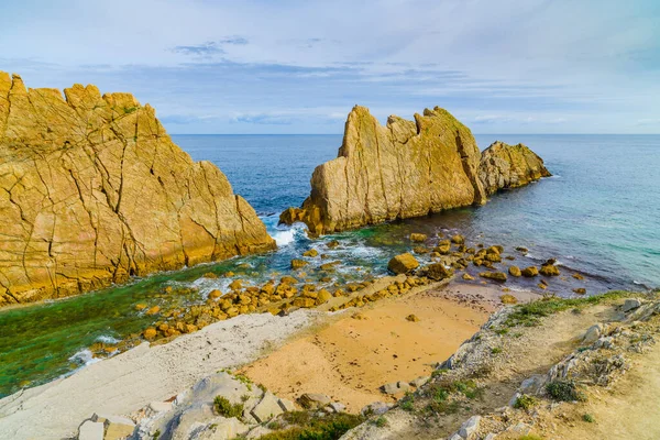 Liencres köyünün yakınlarında inanılmaz kayalıkları olan inanılmaz bir sahil. Cantabria 'da. İspanya 'nın kuzey kıyıları