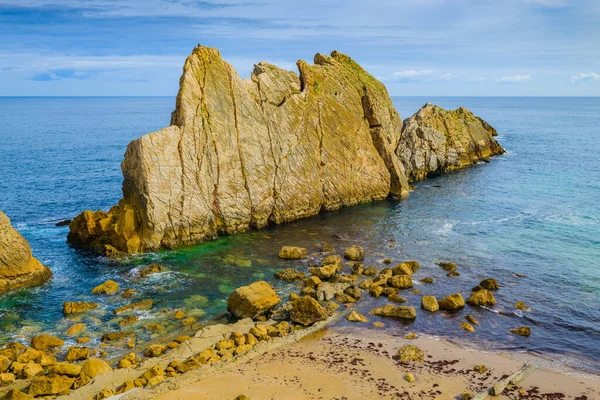 Liencres köyünün yakınlarında inanılmaz kayalıkları olan inanılmaz bir sahil. Cantabria 'da. İspanya 'nın kuzey kıyıları